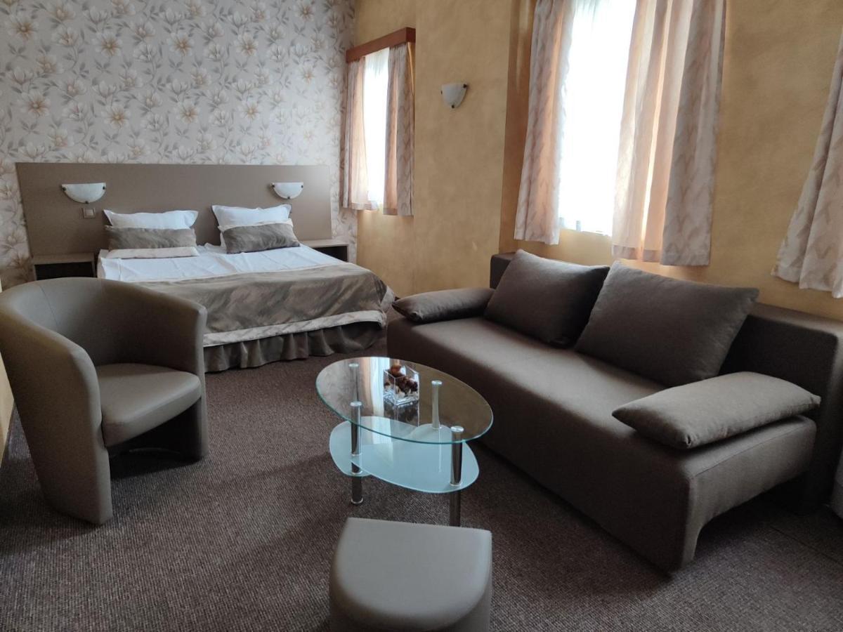 Семеен Хотел "Булаир" Burgas Exterior foto