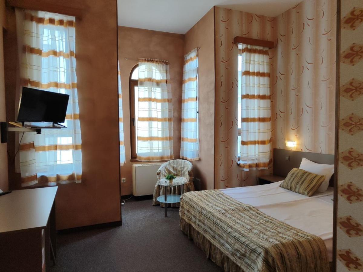 Семеен Хотел "Булаир" Burgas Exterior foto